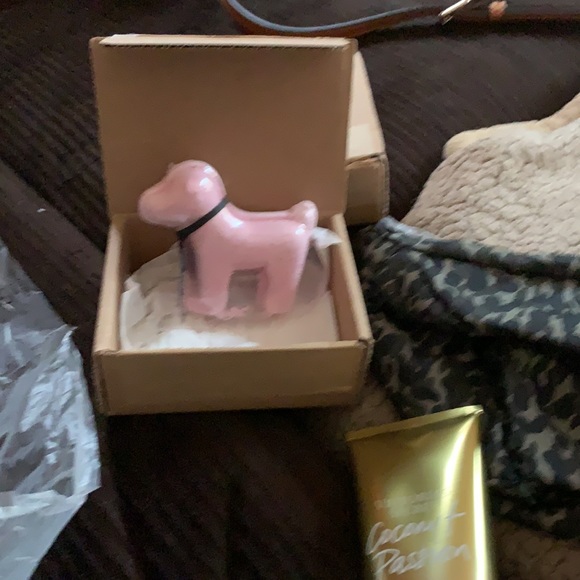 A lot of pink Victoria’s Secret goodies - Picture 2 of 4